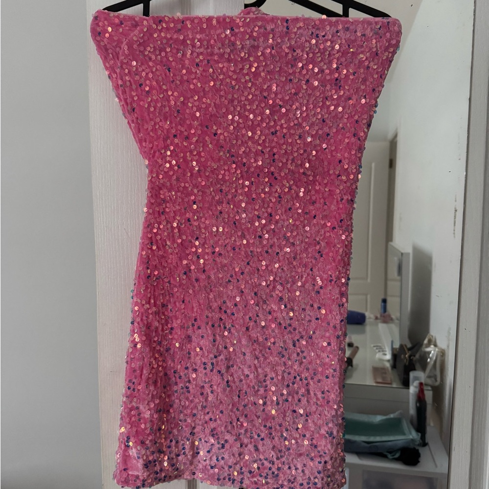 Beautiful bedazzled pink straplesss dress